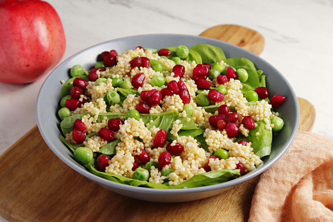 Bowl mit Hirse und Granatapfelkernen