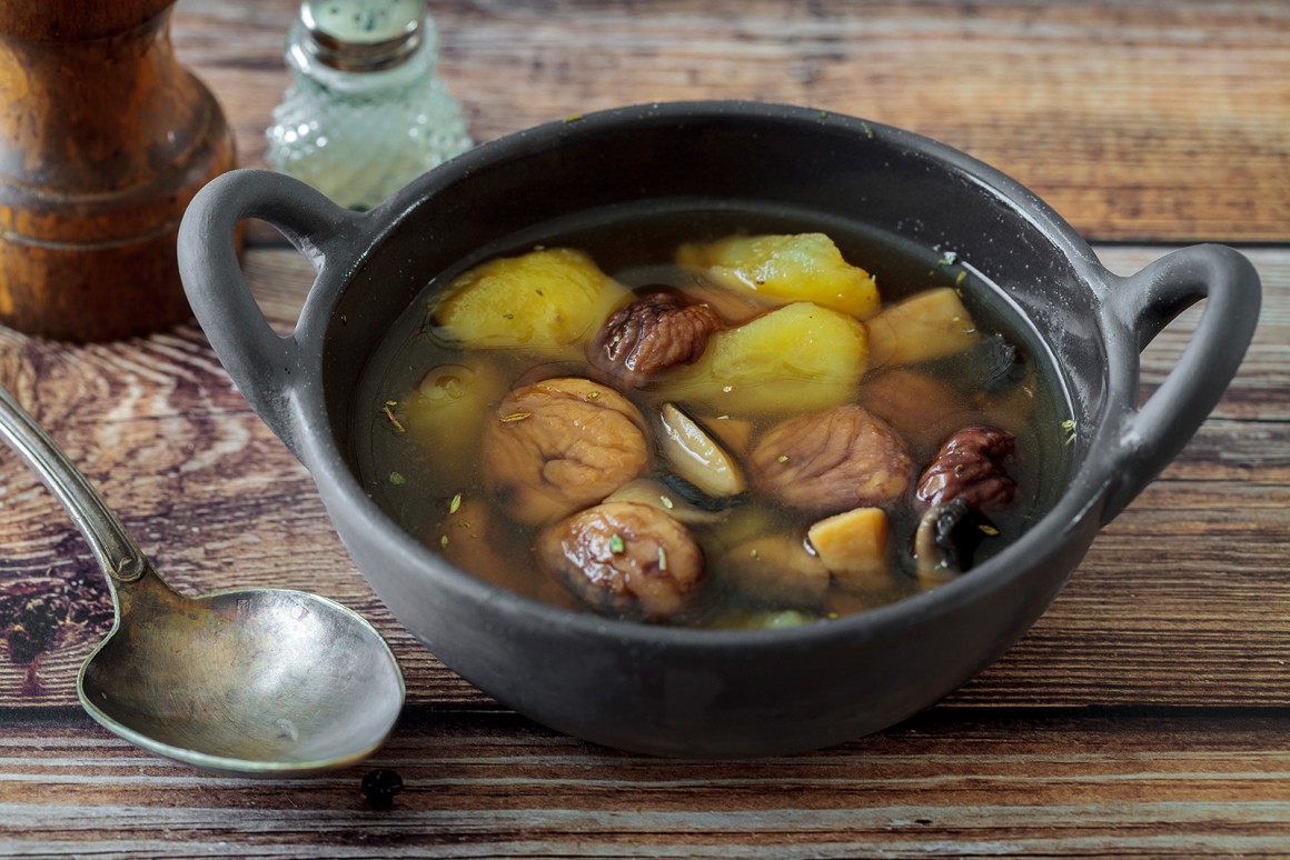 Vegane Maronensuppe mit Kartoffeln und Pilzen