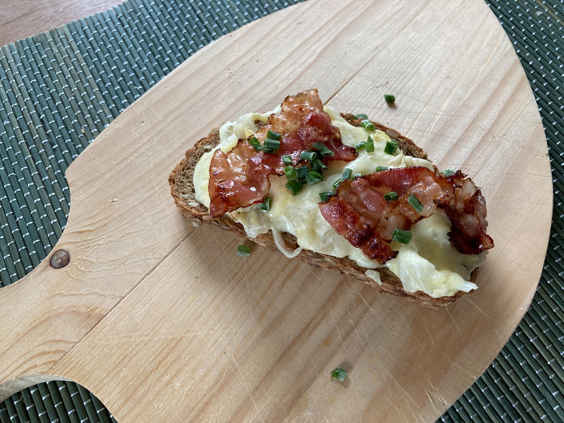 Bauernbrote mit Spitzkohl und Käse
