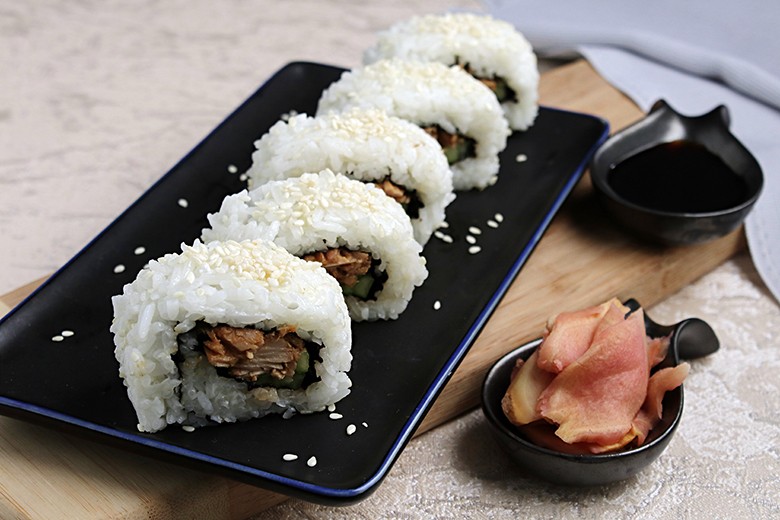 Uramaki Sushi mit Thunfisch