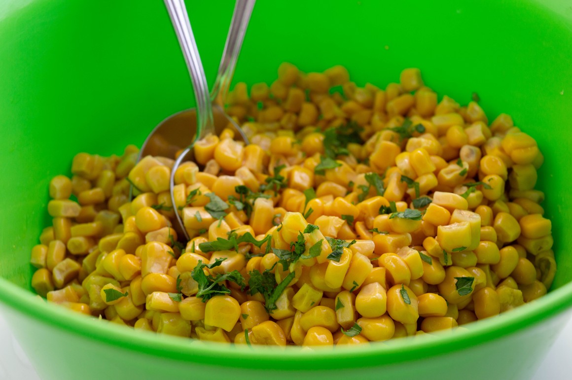 Einfacher Maissalat mit Essig und Öl - Rezept