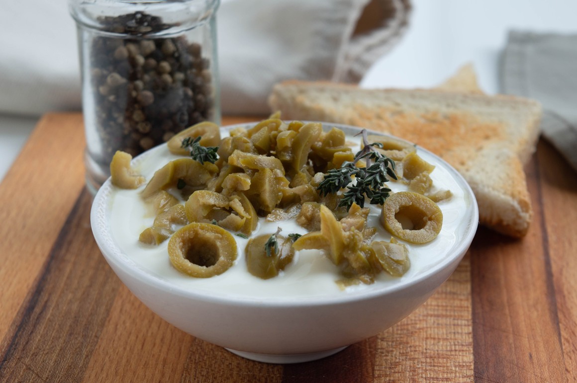 Veganer Frischkäsedip mit Oliven - Rezept