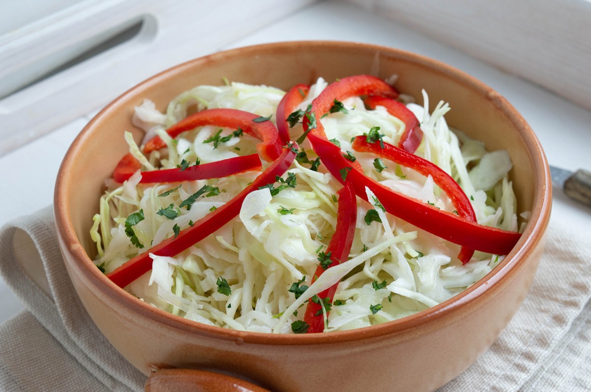 Omas Krautsalat mit Essig und Öl