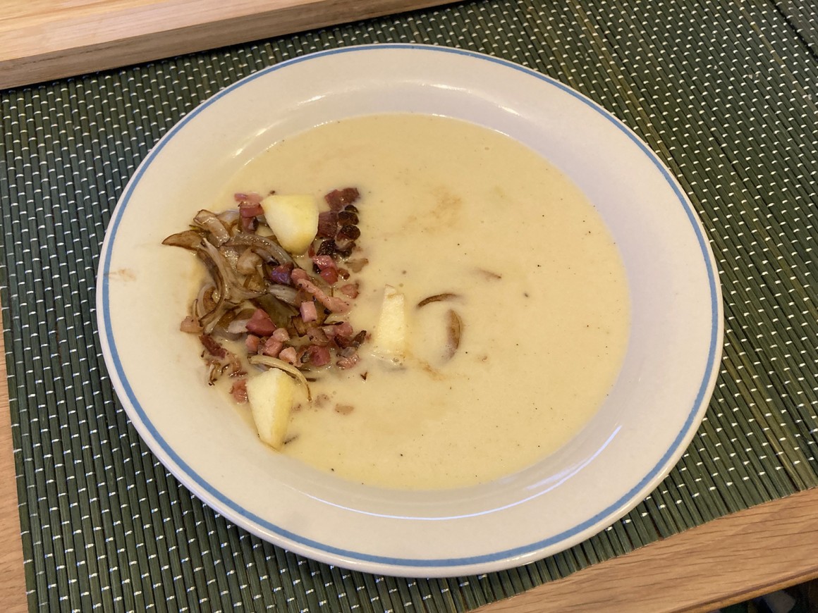 Apfel-Zwiebelsuppe