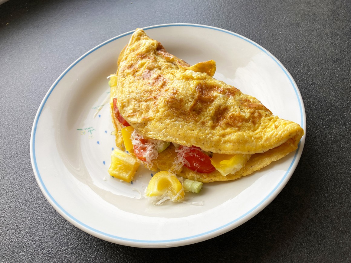 Frühstücksomelett mit Tomaten
