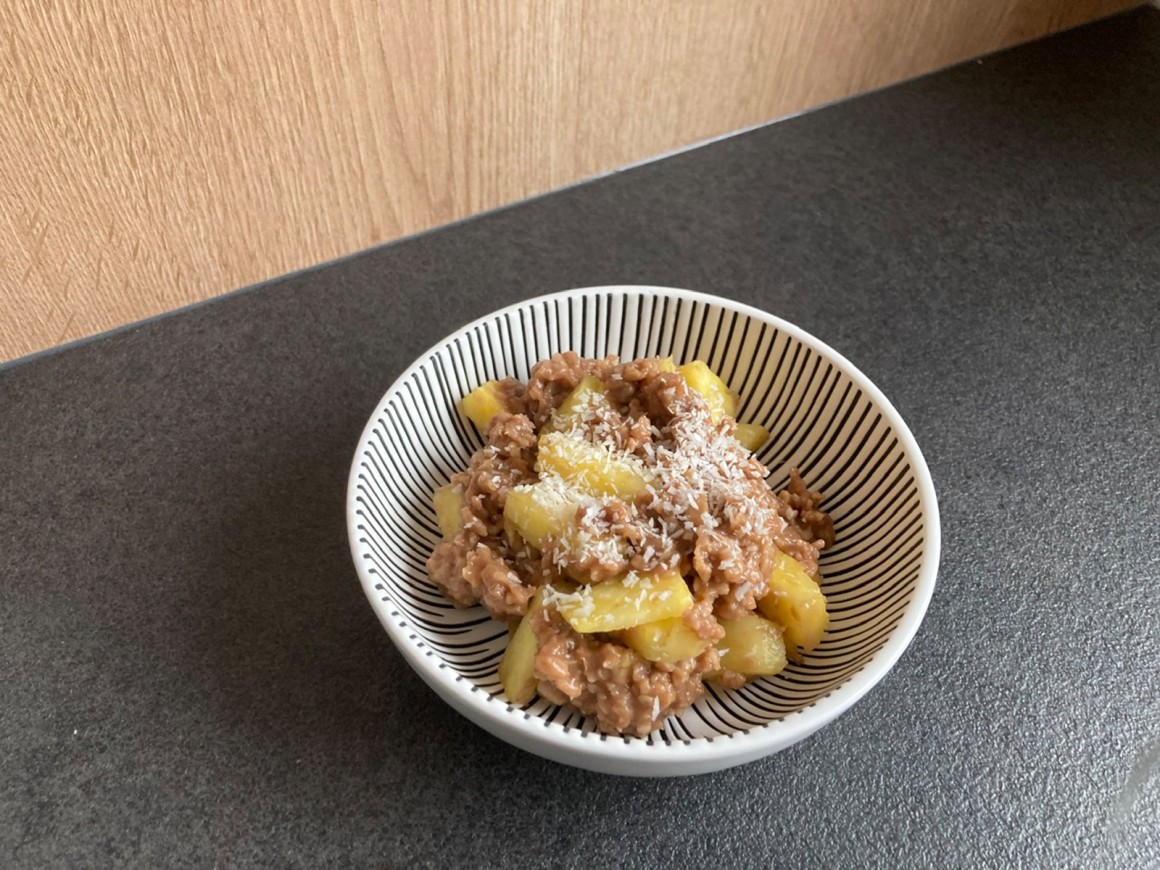 Porridge mit Kaffee und Ananas
