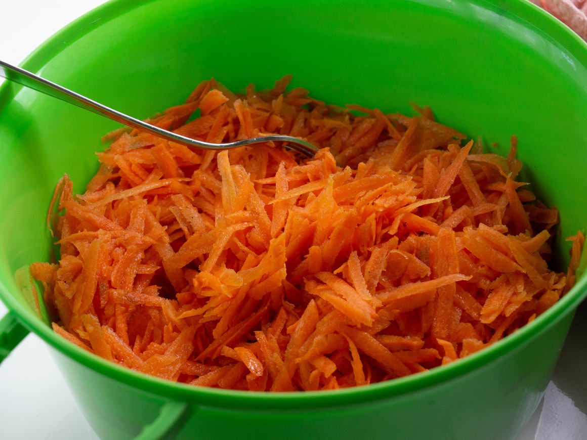 Möhrensalat mit Orangensaft-Dressing - Rezept