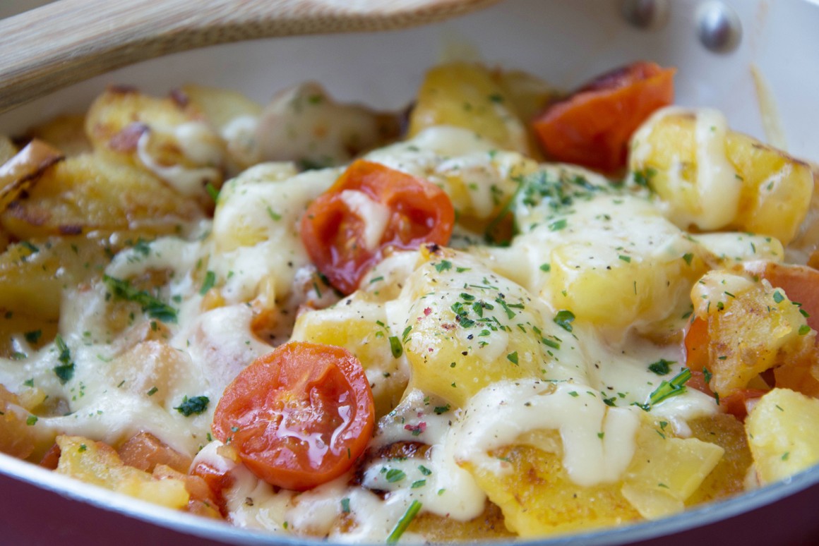 Bratkartoffeln mit Käse und Tomaten - Rezept