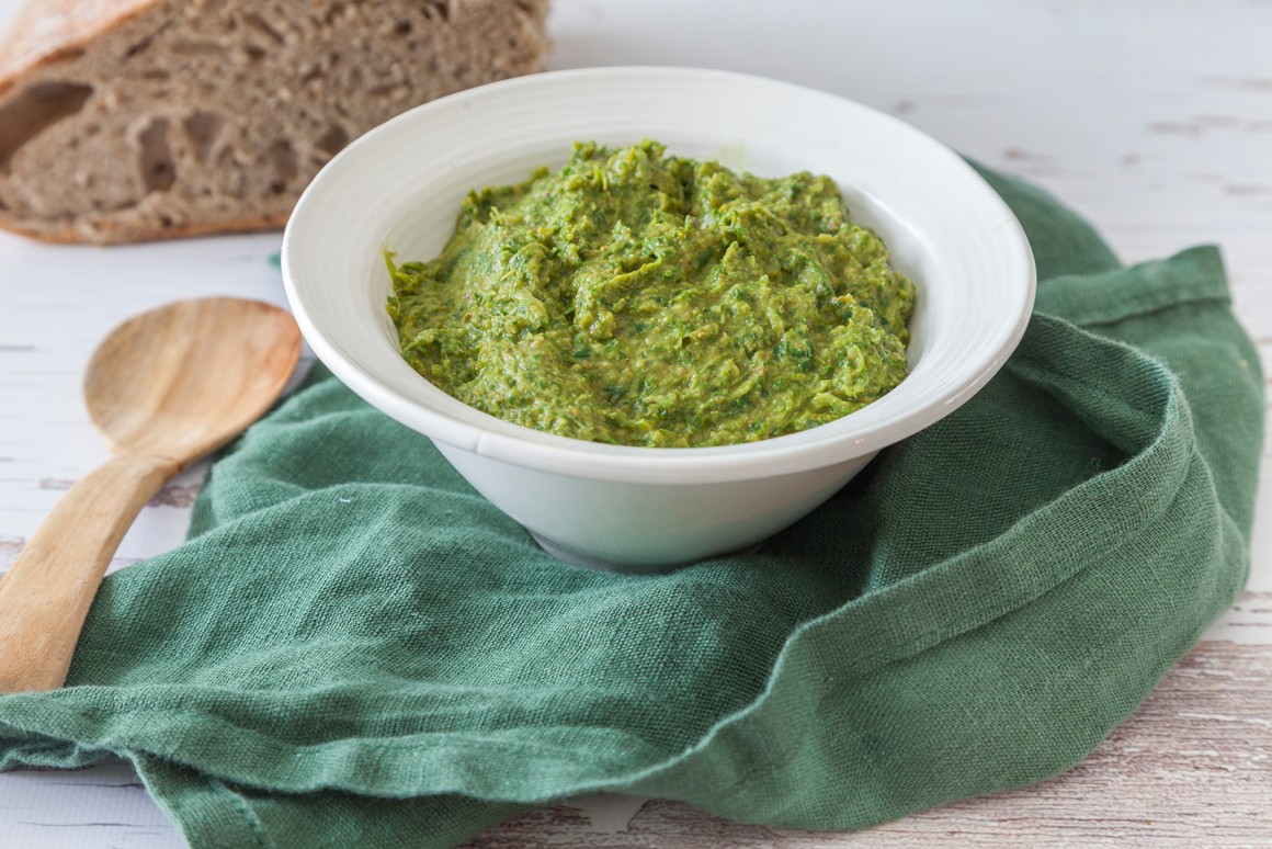 Hummus mit Spinat und Zitrone