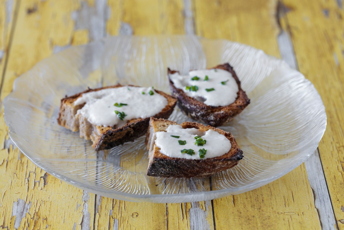 Geröstete Brotscheiben mit Ricotta und Sardellen