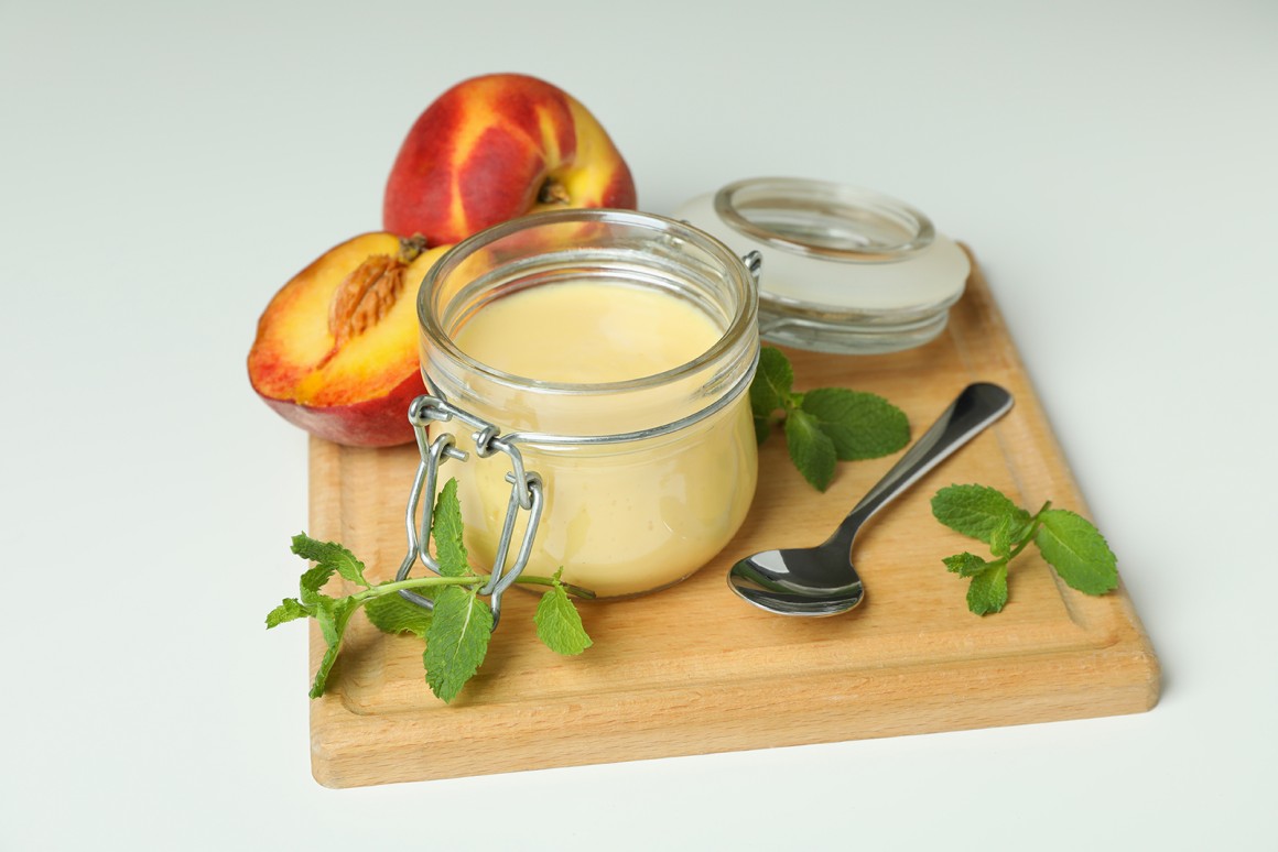 Buttermilchcreme mit Pfirsichen - Rezept