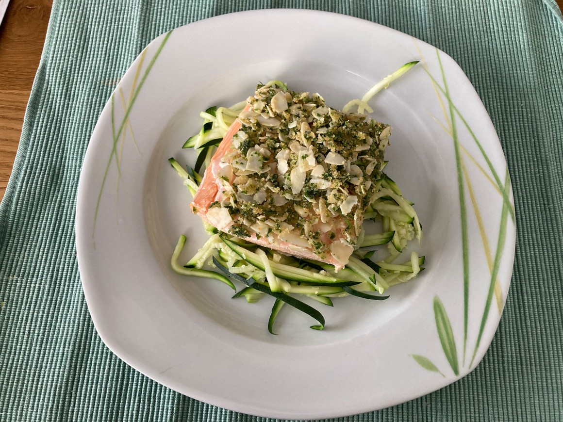 Lachsfilet auf Zucchini-Nudeln