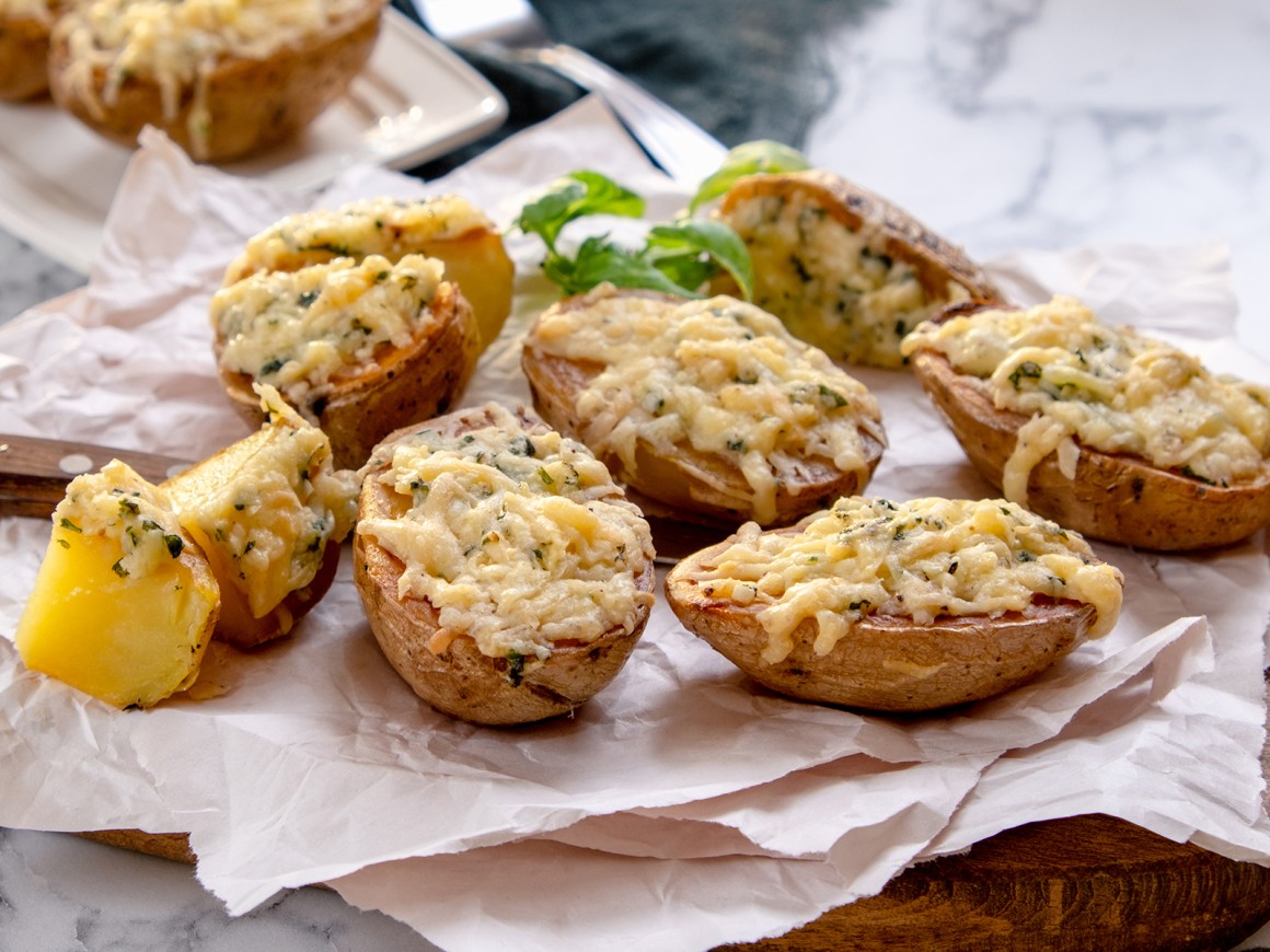 Kartoffeln mit Basilikum und Käse überbacken