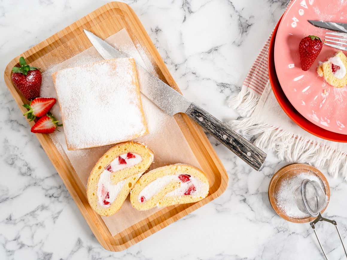 Einfache Erdbeerroulade mit Sahne - Rezept
