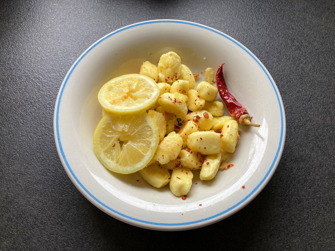 Gebratene Gnocchi mit Chili und Zitrone