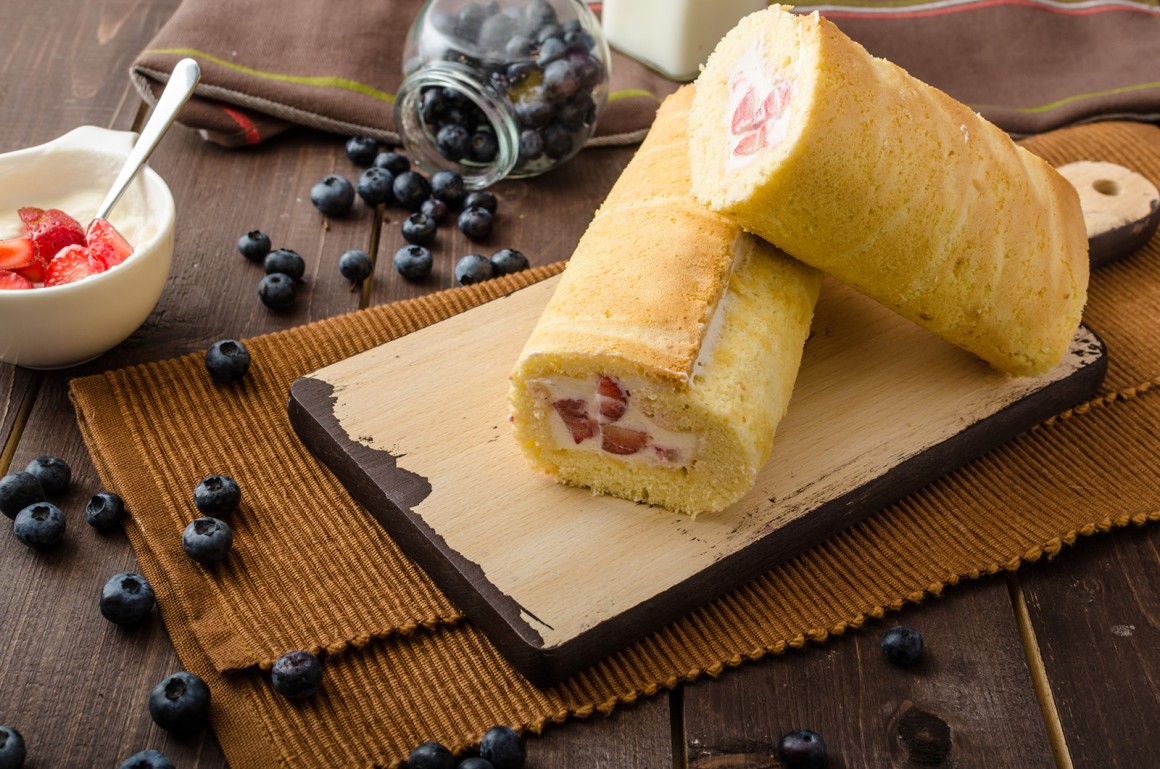 Biskuitrolle mit Sahne und Früchten