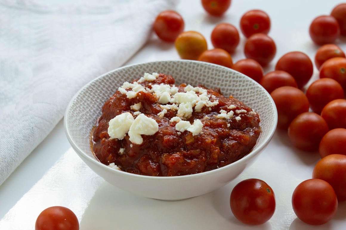 Tomaten-Feta-Sauce mit Zwiebeln