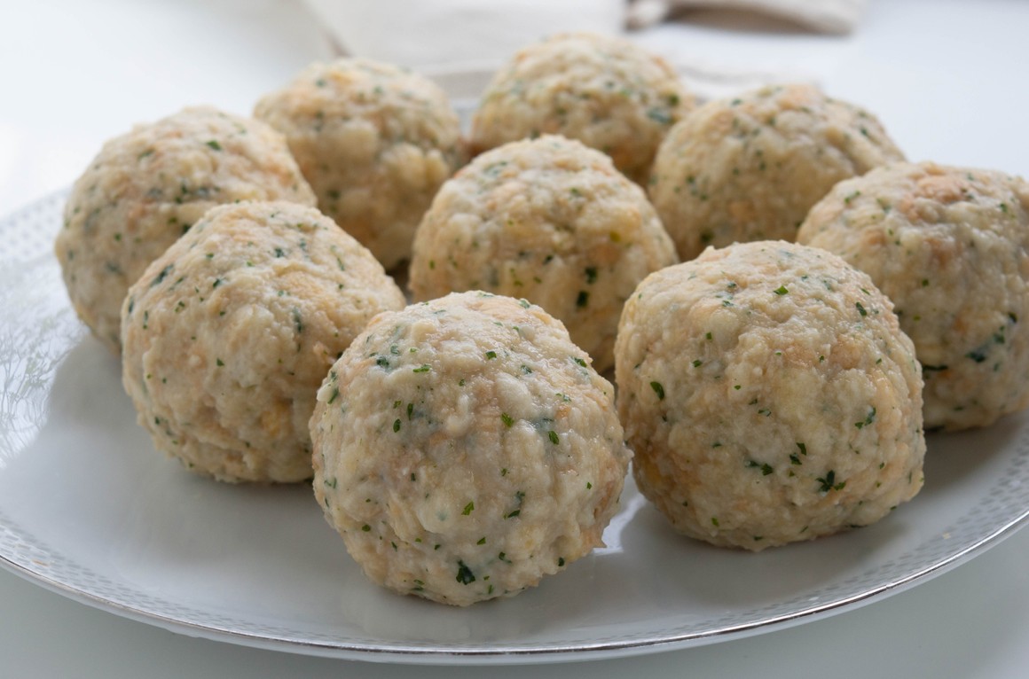 Brennnesselknödel mit Speck