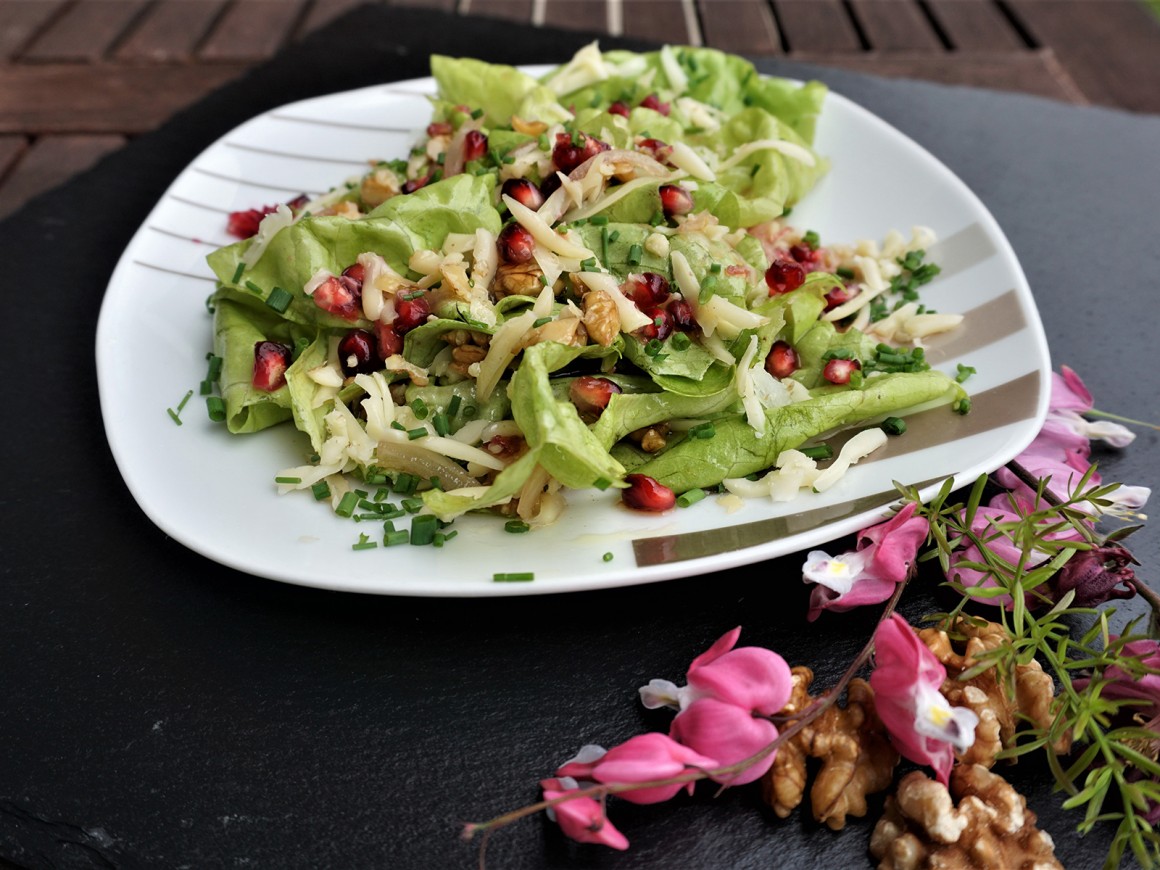 Blattsalat mit Granatapfel - Rezept