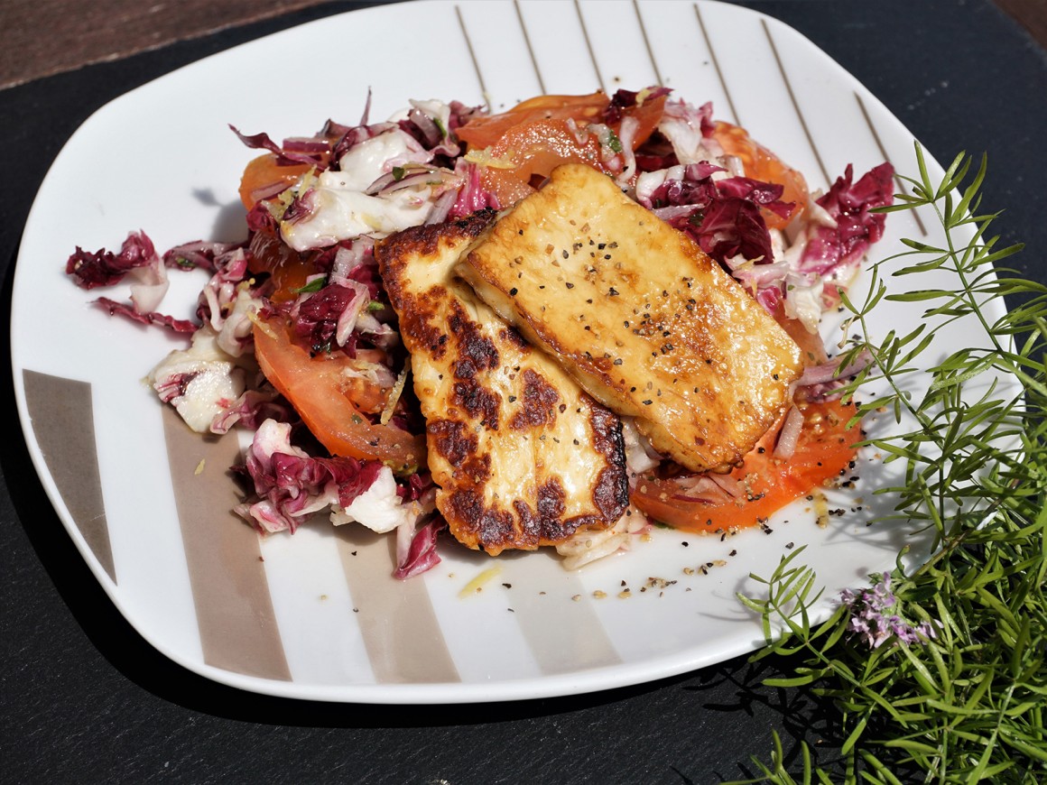 Bunter Salat mit Halloumi-Käse