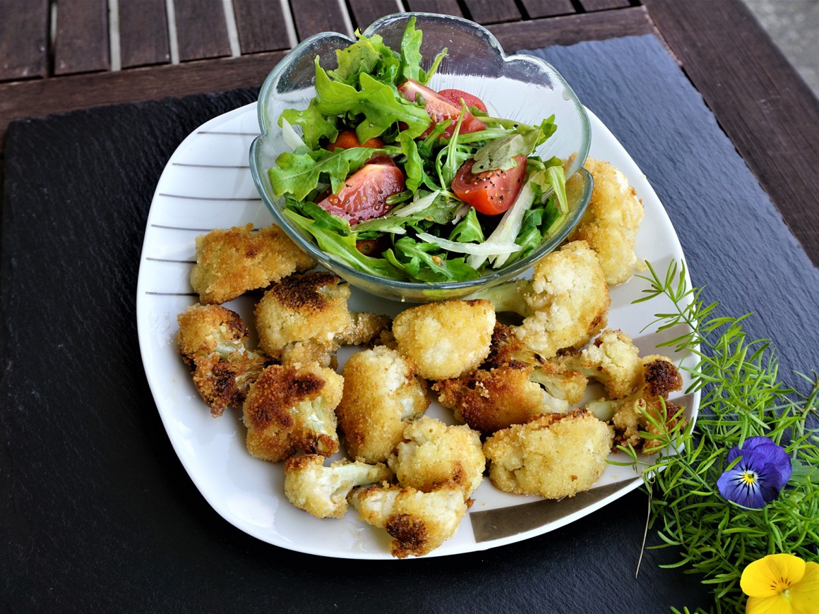 Blumenkohlnuggets mit Rucolasalat