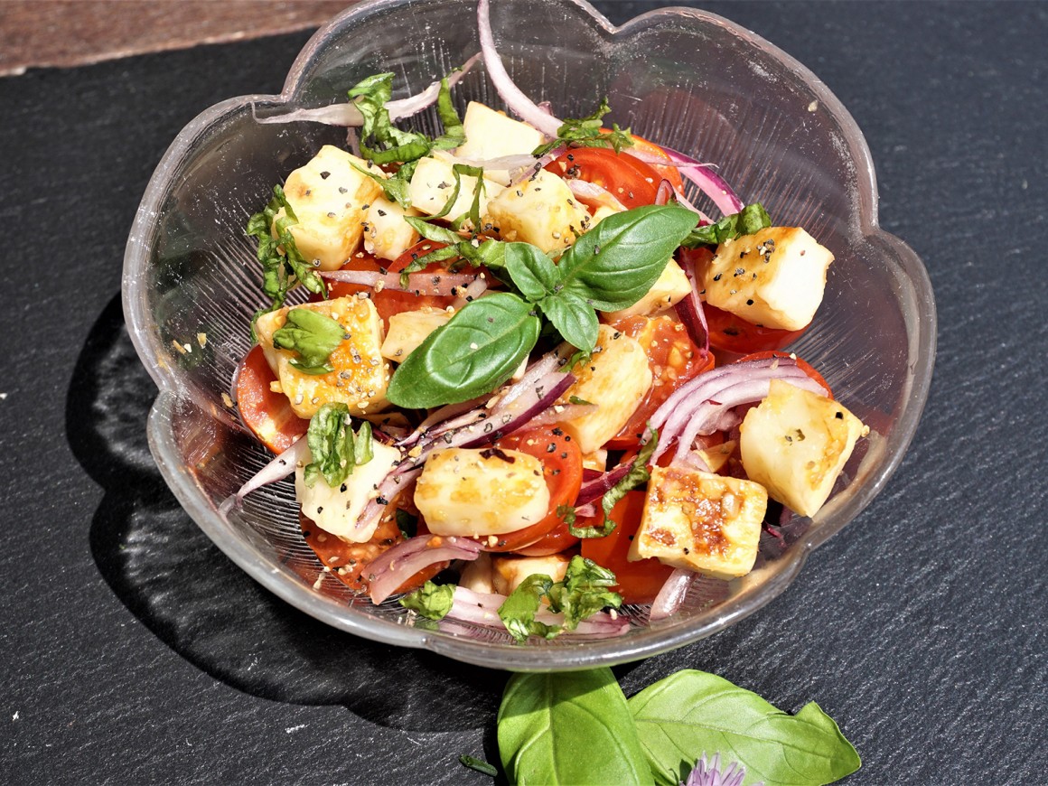 Tomaten-Halloumi-Salat