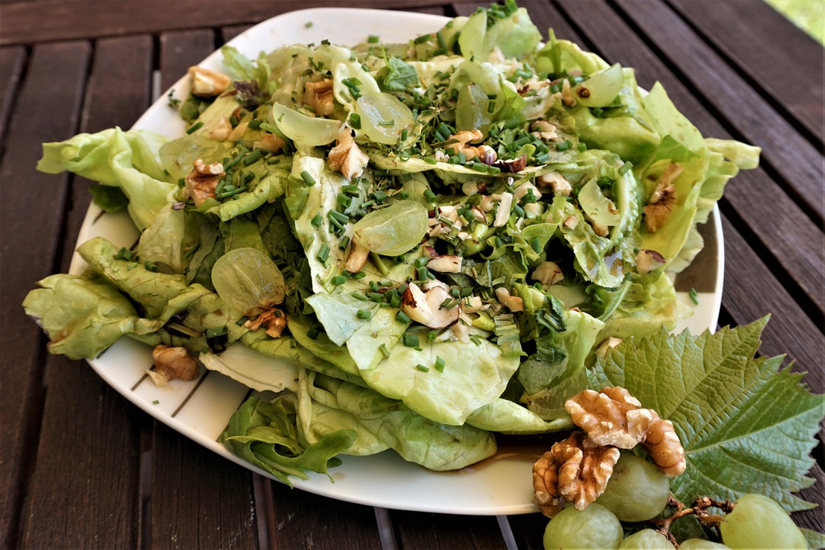 Blattsalat mit Trauben und Nüssen
