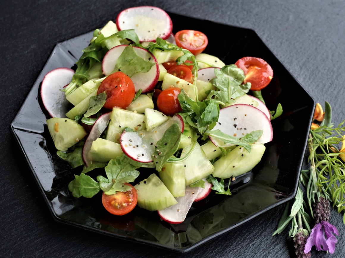 Gurkensalat mit Tomaten und Radieschen - Rezept