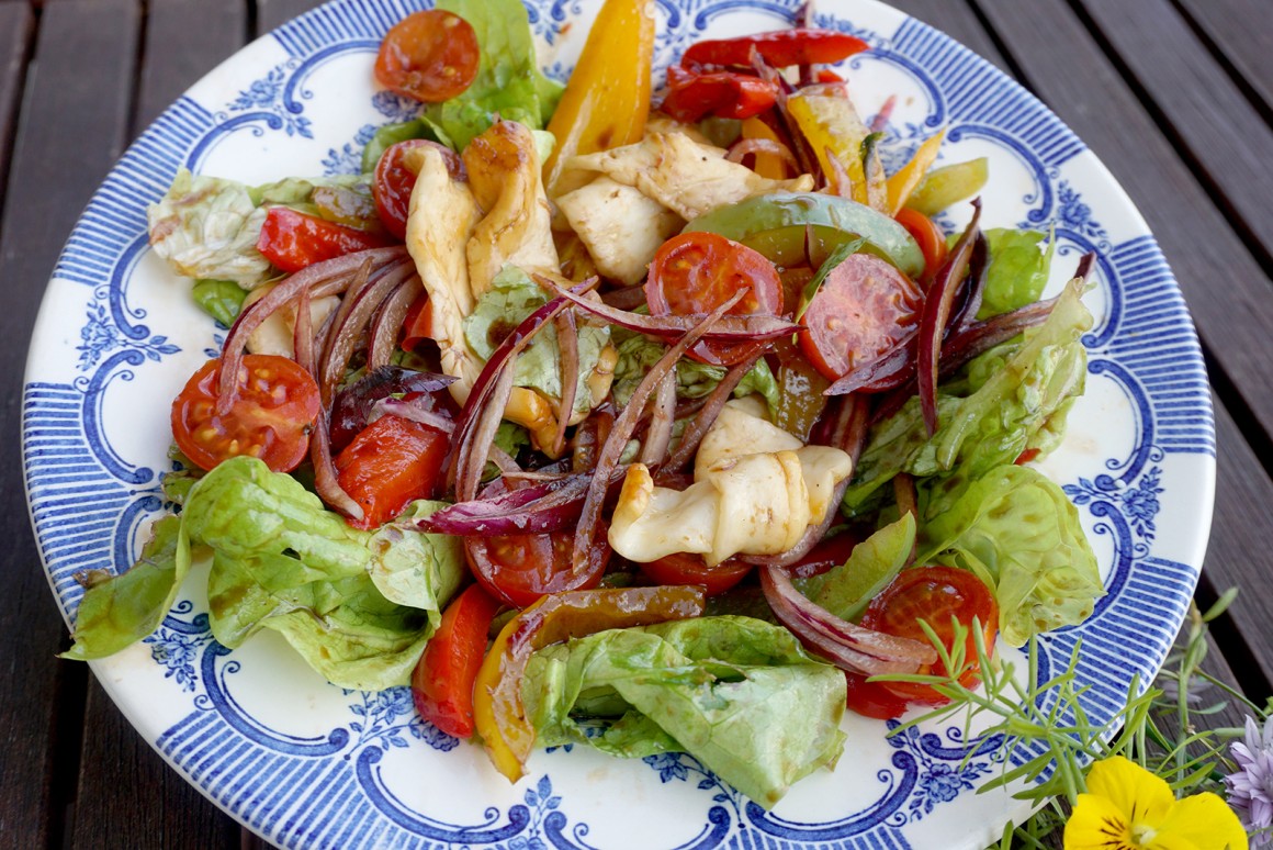 Salat mit Paprika und Halloumi