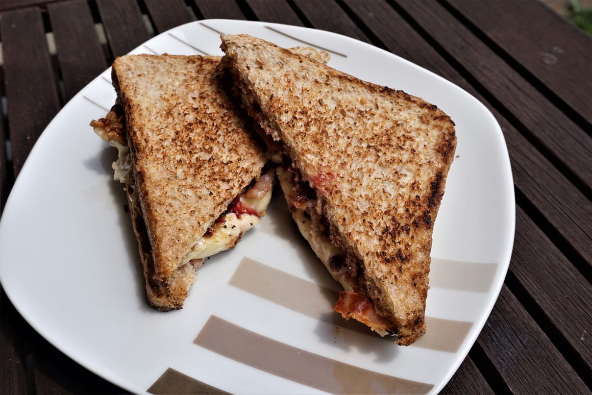 Camembert-Sandwiches mit Preiselbeeren
