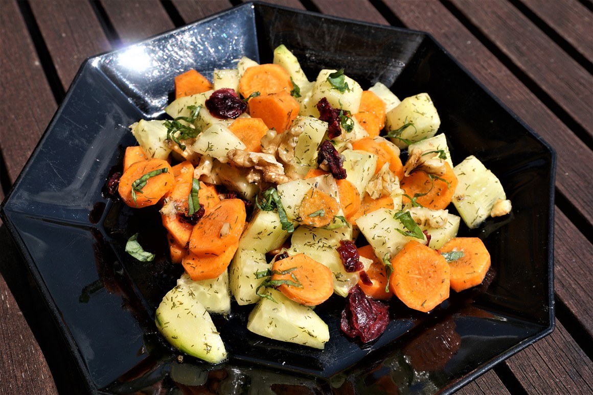 Gurkensalat mit Möhren und Cranberrys