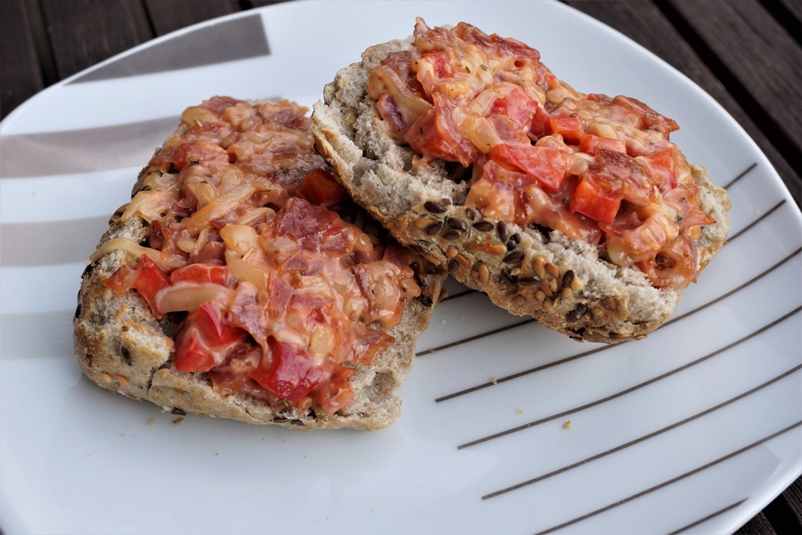 Pizzabrötchen mit Aufbackbrötchen