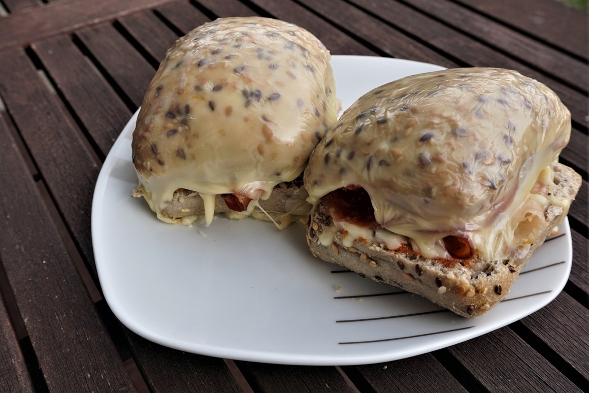 Überbackene Brötchen mit Salami