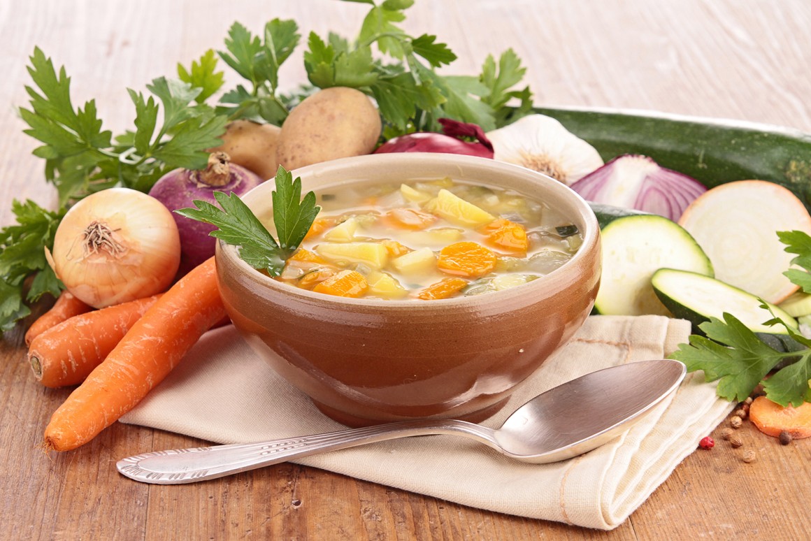 Vegetarische Gemüsesuppe mit Kartoffeln