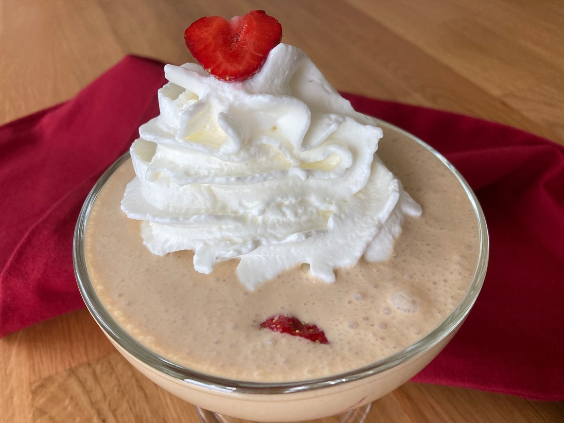 Cappuccino-Schaum mit Erdbeeren