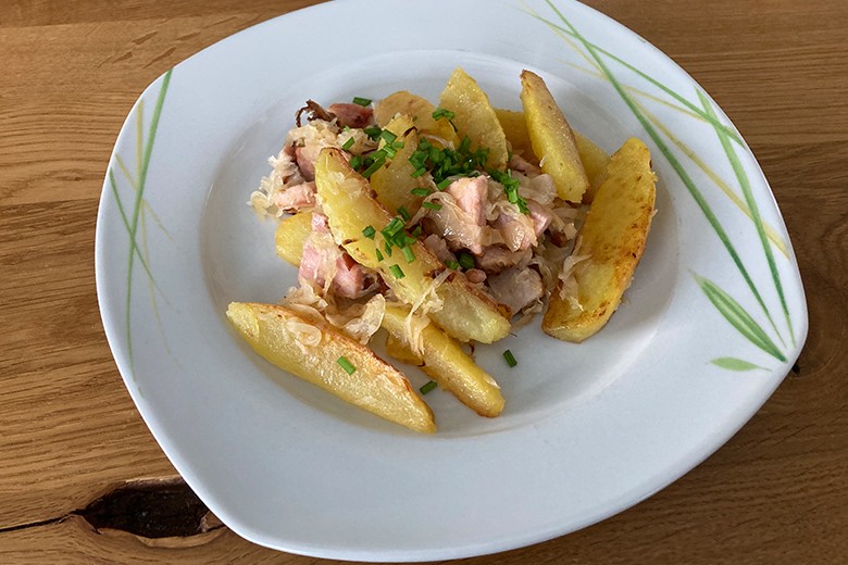 Kartoffelpfanne mit Sauerkraut und Kasseler