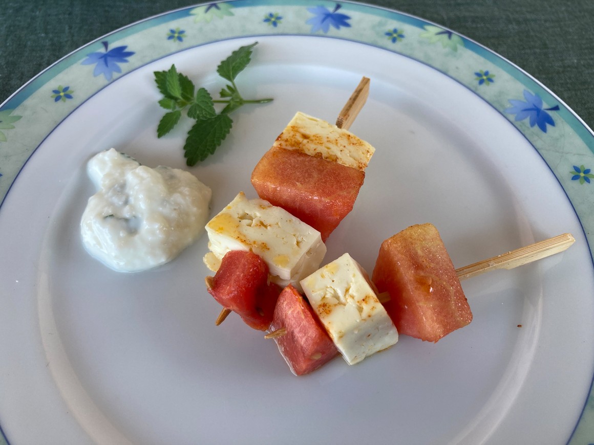 Melonen-Grillspieße mit Kokos-Minz-Dip
