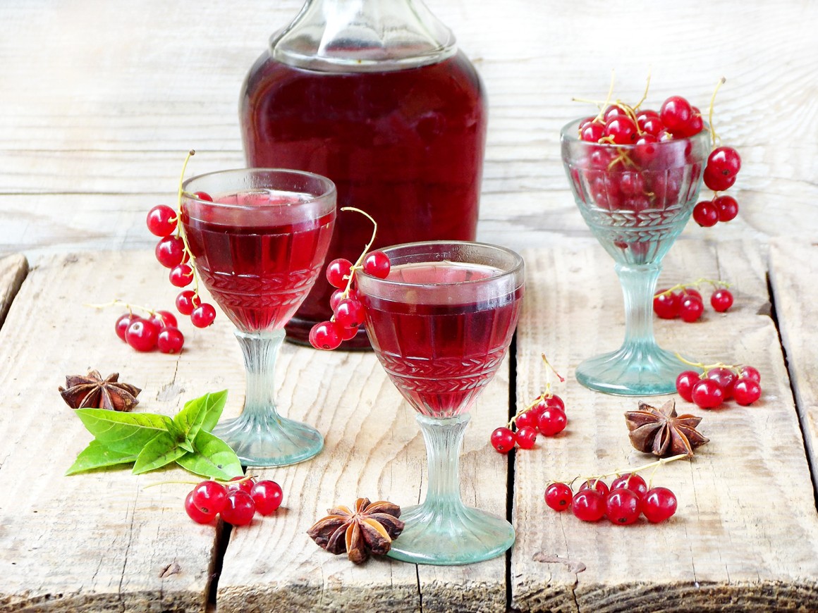 Likör mit roten Johannisbeeren - Rezept