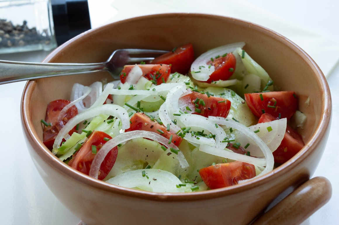 Tomaten-Gurken-Salat mit Balsamico-Dressing - Rezept