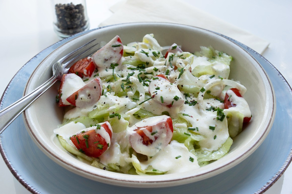 Tomaten-Gurken-Salat mit Joghurt-Dressing - Rezept