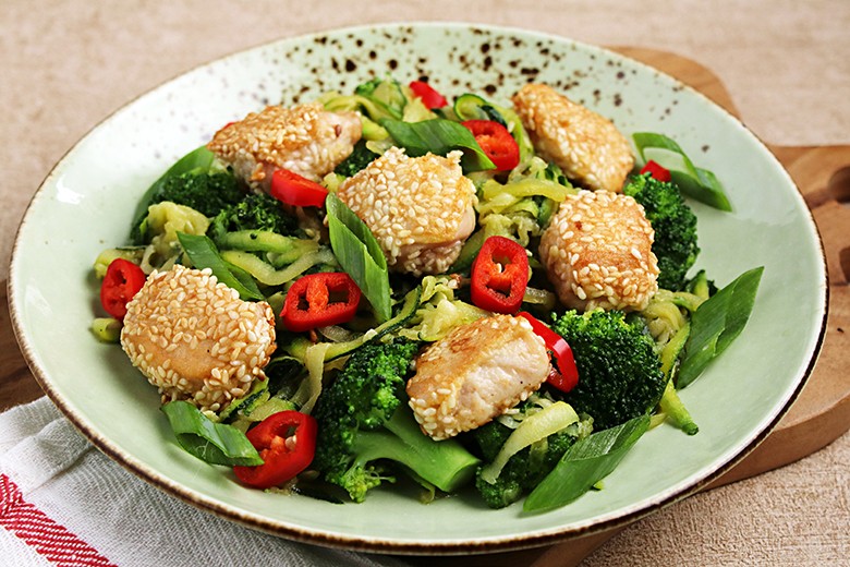 Sesam-Hähnchen an Zucchini-Nudeln