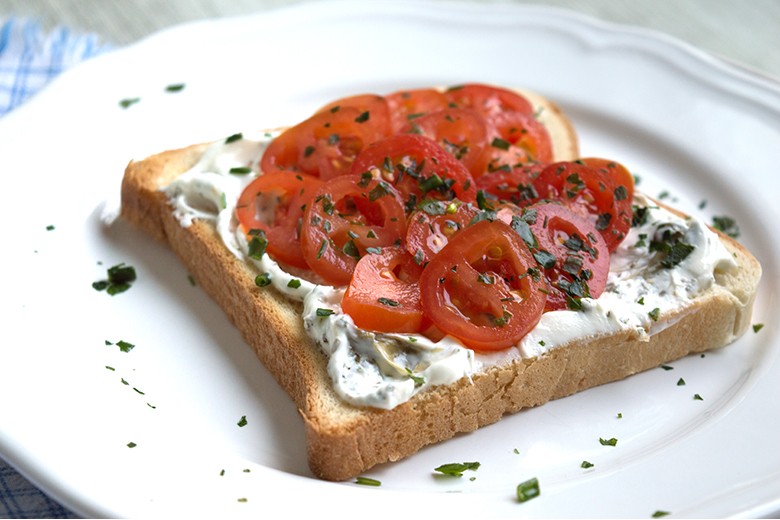 Tomate-Basilikum-Sandwich