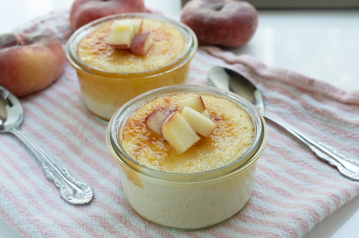 Karamellisierter Grießbrei mit Pfirsichen