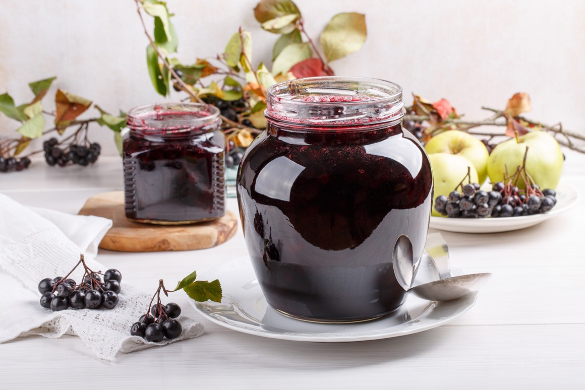 Konfitüre mit Apfel und Aroniabeeren