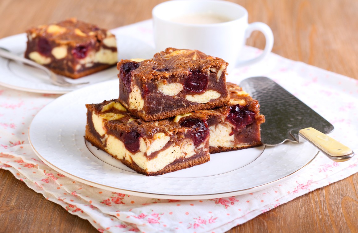 Käsekuchen Brownies mit Kirschen