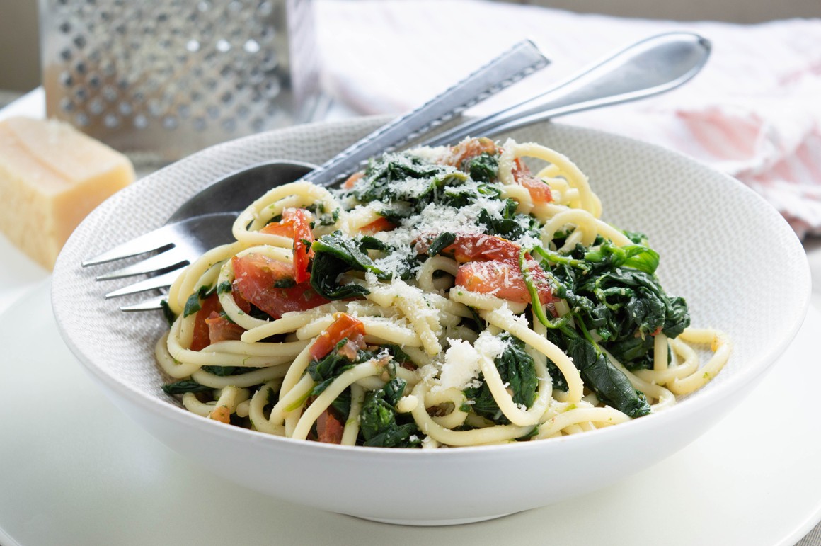 Spaghetti mit Spinat und Tomaten - Rezept