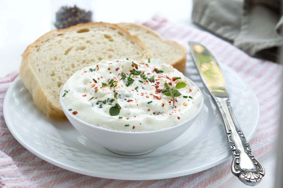 Frischkäse-Dip mit Harissa und Knoblauch