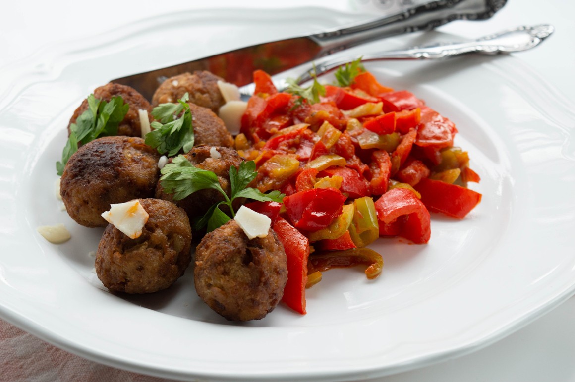 Hackbällchen auf Paprikagemüse - Rezept