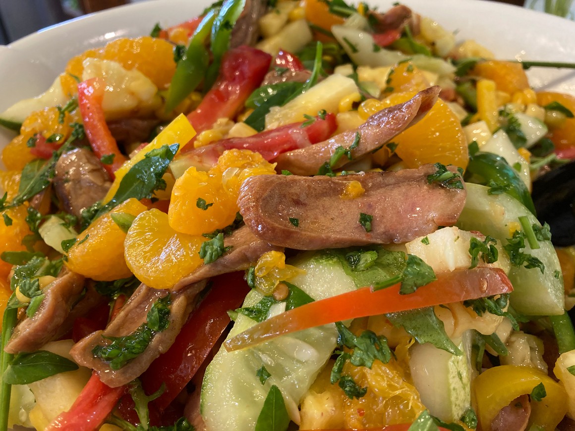 Fruchtiger Salat mit gebratenen Würstchen - Rezept