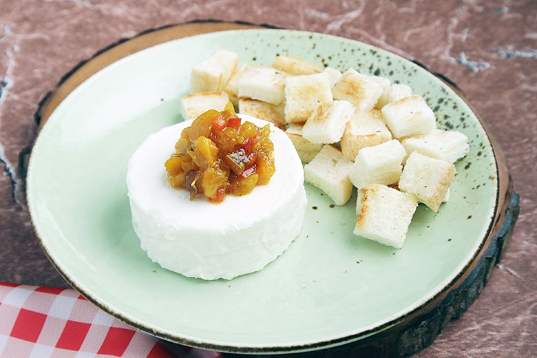 Ziegenkäse mit Chutney-Topping